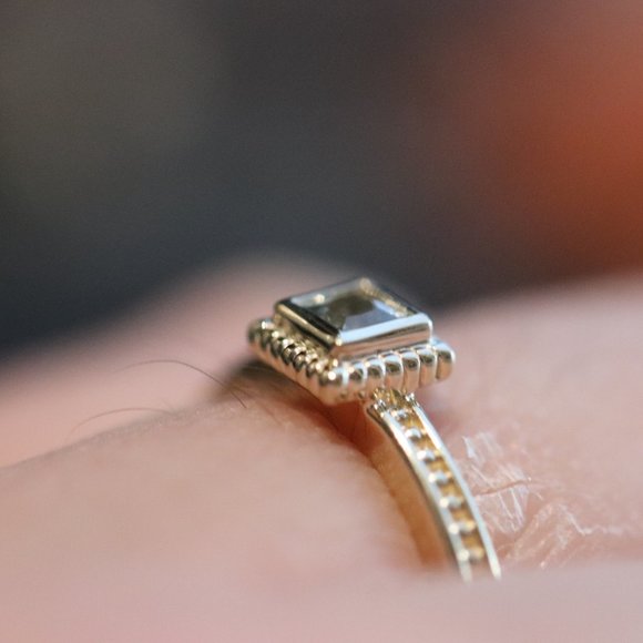 Green Moss Grows | 14K gold and green sapphire ring - Picture 11 of 13